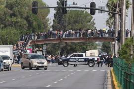 El bloqueo sobre el Bulevar Venustiano Carranza se mantiene mientras los estudiantes consolidan su pliego petitorio para presentarlo a las autoridades.