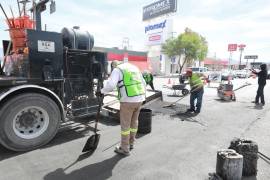 Con maquinaria especializada, el Ayuntamiento regenera vialidades clave para mejorar la movilidad en colonias del suroriente.
