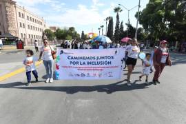 La caminata por el autismo reunió a organizaciones y familias en un recorrido sobre Venustiano Carranza.