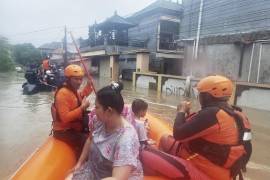 En la imagen, publicada por la Agencia Nacional de Búsqueda y rescate de Indonesia (BASARNAS), rescatistas en un bote de goma evacuan a residentes de su vivienda inundada en Denpasar, Bali, Indonesia, el miércoles 10 de septiembre de 2025. FOTO: