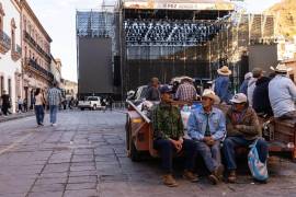 A 10 días de protestas, productores de frijol reforzaron el plantón frente a Palacio de Gobierno y mantienen maquinaria en la Plaza de Armas, donde se prevé la apertura del Festival Cultural de Zacatecas.