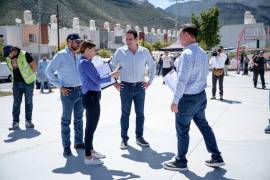 El alcalde Javier Díaz González recorrió la plaza de Lomas del Refugio para supervisar los trabajos de rehabilitación que se realizan con apoyo del basquetbolista Harrison Barnes.