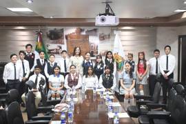 Integrantes del Cabildo Infantil rindieron protesta en sesión encabezada por autoridades municipales.