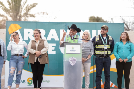 El alcalde de Sabinas, José Feliciano Díaz, inició las obras de remodelación de la plaza pública en la Villa de Cloete. FOTO: CORTESÍA