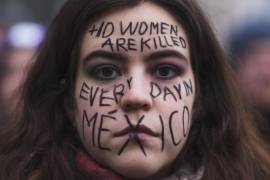 Una mujer de México con un mensaje pintado en la cara en el que dice: “Más de 1o mujeres son asesinadas cada día en México”, en un acto por el Día Internacional de la Mujer en Berlín el 8 de marzo de 2023.