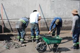 Cuadrillas municipales realizaron labores de desazolve de alcantarillas y rejillas pluviales en el periférico Luis Echeverría Álvarez.