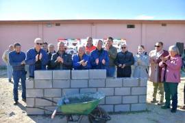 El alcalde Emilio de Hoyos Montemayor da el banderazo de inicio de la construcción del Centro de Rehabilitación de las Adicciones en Acuña.