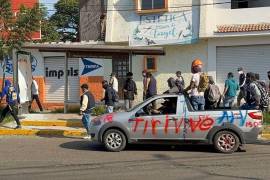 Estudiantes de las diferentes escuelas normales de educación en Michoacán, se manifestaron este martes en la ciudad de Morelia, donde perpetraron actos vandálicos y provocaron caos vial.