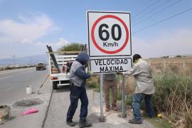 El Municipio instaló nueva señalización y aplicó pintura vial para mejorar la seguridad y orden del tránsito en la carretera a General Cepeda.