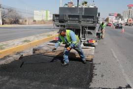 Cuadrillas municipales trabajan en la rehabilitación del bulevar Venustiano Carranza para mejorar la seguridad y movilidad en Saltillo.