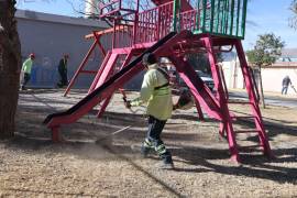 Las cuadrillas municipales trabajan para mantener los espacios seguros, dignos y funcionales para las familias