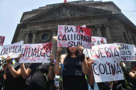 Los manifestantes vestidos de azul y blanco, marcharon desde el Monumento a la Revolución hasta el Congreso y entre sus exigencias, se encuentra una reforma constitucional para proteger la vida. FOTO: