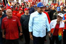 El presidente de Venezuela, Nicolás Maduro (c), camina junto a su esposa, Cilia Flores, y el primer vicepresidente del oficialista Partido Socialista Unido de Venezuela (PSUV), Diosdado Cabello (i).