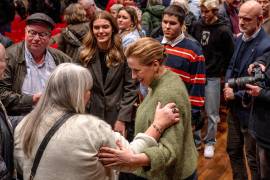 Mette Frederiksen saluda a sus simpatizantes en un evento de campaña en Aalborg.