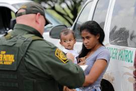 Agentes de la policía estatal de Texas separaron a las familias migrantes en la frontera con México al detener a los padres por cargos de allanamiento de morada y entregar a las madres y los niños a los agentes federales.