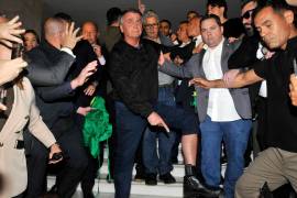 El expresidente brasileño Jair Bolsonaro señala su monitor electrónico de tobillo que el Supremo tribunal le ordeno llevar, en el Congreso de Brasil en Brasilia, Brasil, el 21 de julio de 2025.