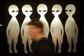 Un visitante pasa junto a un cuadro dentro del Museo Internacional de Ovnis y Centro de Investigación en Roswell, Nuevo México, el 10 de junio de 1997.