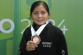 Beida Rachel Maldonado Salinas celebra su medalla de bronce en la categoría Infantil femenil, menos de 50 kilos, una nueva adición al medallero coahuilense.
