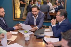 Autoridades del IMSS y el alcalde Carlos Villarreal revisan opciones para la construcción del CECI en Monclova.