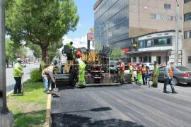 A pesar de las lluvias intermitentes, los trabajos de repavimentación del bulevar Venustiano Carranza avanzan de forma acelerada.