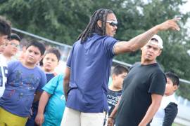 El exjugador de la NFL, Brendan Langley, compartió técnicas de futbol americano con niñas y niños saltillenses.