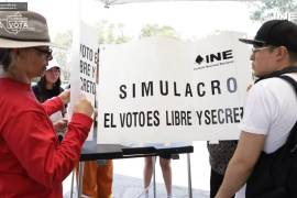 Funcionarios de casilla participaron en simulacros organizados por el INE para reforzar los procedimientos que aplicarán durante la jornada electoral.