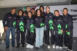 Deportistas, entrenadores y familiares participaron en la ceremonia de abanderamiento.