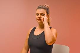 También pueden ayudar los estiramientos que liberan la tensión de los músculos del cuello y de la parte superior de los hombros.