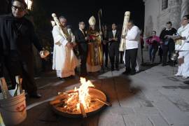 En la Catedral de Saltillo este sábado feligreses acudieron a la Vigilia Pascual, ritual en el cual no hay ceremonia litúrgica, hasta la misa de Resurrección.