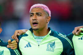 Julián Araujo sufrió una recaída en su lesión y quedó fuera por el resto de la temporada, encendiendo las alarmas en México rumbo al Mundial 2026.