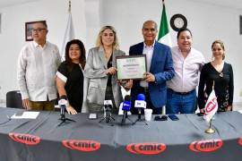 El alcalde Mario Dávila agradeció el reconocimiento y felicitó a los integrantes de AMPI, resaltando el esfuerzo de los profesionales del sector.