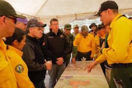 Miguel Riquelme llega a Nuevo León para supervisar combate al fuego en la sierra de Santiago