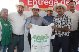 En el primer día de la Semana del Campo, fueron repartidos 2 mil 500 bultos de avena de 40 kilos cada uno.