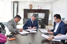 El alcalde Emilio De Hoyos Montemayor durante la firma del convenio con el IEEA.