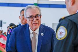 Según los datos dados a conocer por el periodista, a inicios de semana recibieron una alerta y de inmediato se movilizaron para “esconder” al gobernador con licencia de Sinaloa, de quien EU pide su detención con fines de extradición.