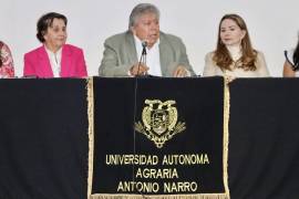 Autoridades universitarias y representantes institucionales durante la inauguración de la 1ª Jornada Universitaria para la Igualdad.