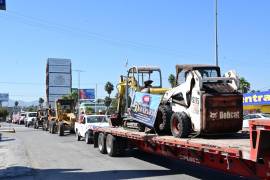 Maquinaria pesada recorre el bulevar Harold R. Pape en celebración de los 50 años de la CMIC en Coahuila.