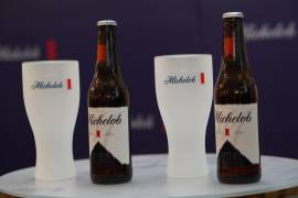 La cadena CNBC dice que la caída en la popularidad de Modelo coincide con los desafíos que enfrenta Constellation Brands por aranceles y una menor demanda de los consumidores hispanos.