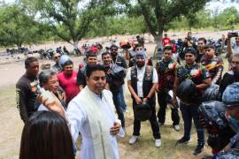 El presbítero Manuel Efraín Mejía Hernández encabezó la bendición de cascos durante el Moto Fest San Pedro 2026, organizado por Motoclub Irritilas, en San Pedro, Coahuila.
