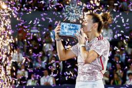 La griega Maria Sakkari alzó el trofeo como campeona del WTA 1000 de Guadalajara luego de vencer a Caroline Dolehide.