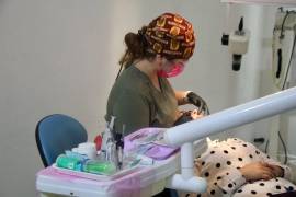 Personal dental del Centro Comunitario Nueva California ofrece atención profesional a bajo costo.