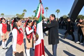 El alcalde Emilio De Hoyos abanderó escoltas de diversas instituciones educativas. FOTO: CORTESÍA