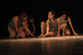 Jóvenes intérpretes de danza contemporánea afinan los últimos detalles para su presentación en el festival “Centrífuga”.