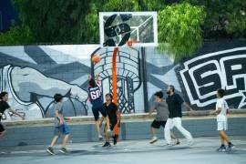 Jóvenes disfrutan de las instalaciones inauguradas por el astro de los Spurs de San Antonio, Harrison Barnes, en la colonia Mirasierra.
