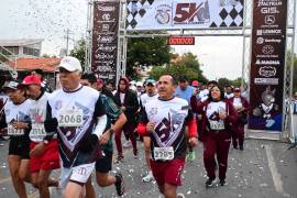 Los primeros lugares de las ramas femenil y varonil recibieron trofeos durante la ceremonia de premiación, realizada frente al Frontispicio del Tecnológico.