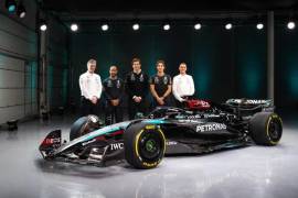 George Russell, Toto Wolff, Lewis Hamilton, James Allison y Hywel Thomas posando en la foto durante la presentación del nuevo Mercedes-AMG PETRONAS F1 Team.