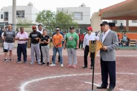 Acto. Alcalde arrancó el torneo de softbol.