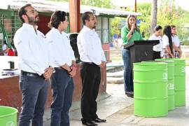Autoridades del Simas y del Ayuntamiento de Monclova realizaron la entrega de tambos de basura en escuelas de la ciudad.