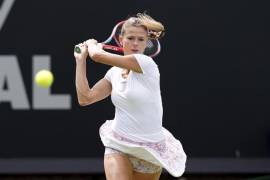 Camila Giorgi devuelve ante Viktoriya Tomova durante los cuartos de final del torneo de Eastbourne en Inglaterra.