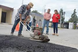 La alcaldesa de Sabinas, Diana Haro Martínez, estuvo esta mañana por la calle Hermenegildo Farías donde se le da continuidad al programa permanente de bacheo